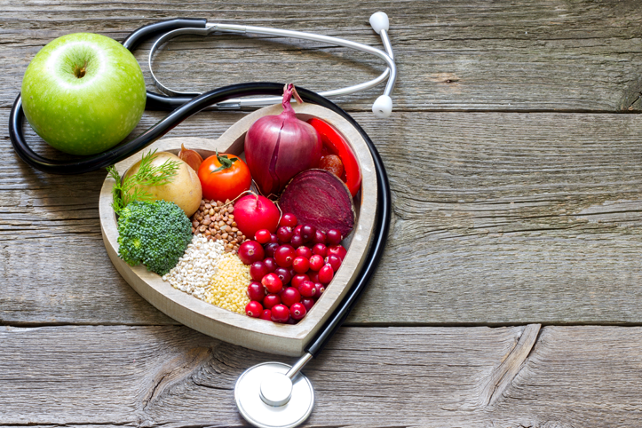  Kalp ve damar sağlığı diyince öncelikle 'Antioksidan besinler ' gelir aklımıza. Antioksidanlardan zengin besinler, damarın hasar görmesini engeller. 